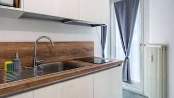 Kühlschrank, Mikrowelle, Ofen, Herdplatte