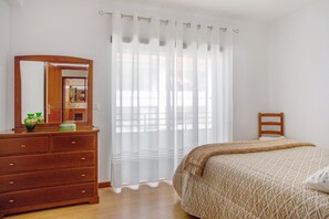 3 bedrooms, iron/ironing board, free WiFi, bed sheets - Holiday Home 'Casa Da Cândida' with Mountain View, Private Terrace and Wi-Fi (Nazaré)