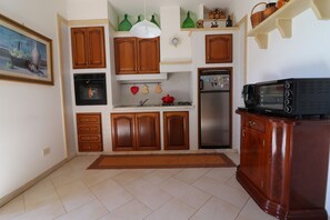 Kylskåp, mikrovågsugn, spishäll och barnstol