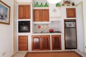 冷蔵庫、電子レンジ、コンロ、ハイチェア