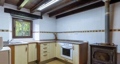 Casa de vacaciones 'La Plazuca Cerrucao' con vistas a la montaña y jardín compartido