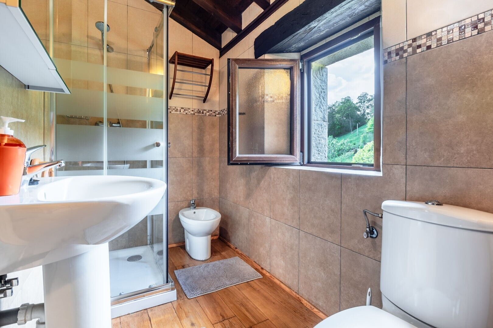 Een douche, een haardroger, handdoeken