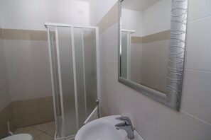 Douche, séchoir à cheveux, serviettes fournies