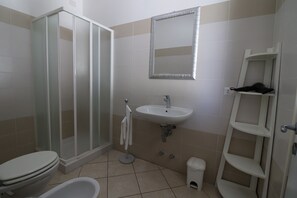 Shower, hair dryer, towels - Holiday Home 'Villetta Amelie A Otranto' with Private Terrace, Wi-Fi and Air Conditioning (Otranto)