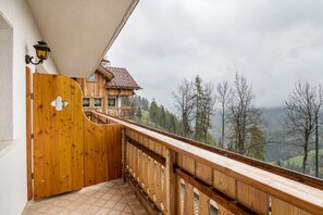 Property grounds - Apartment 'Apartments Mirabell Margherita' with Mountain View, Shared Terrace and Wi-Fi (Livinallongo del Col di Lana)