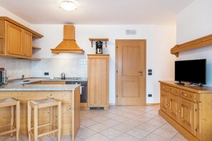 Fridge, microwave, oven, stovetop - Apartment 'Apartments Mirabell Margherita' with Mountain View, Shared Terrace and Wi-Fi (Livinallongo del Col di Lana)