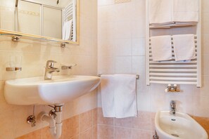 Een douche, een haardroger, handdoeken