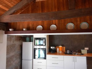 Jääkaappi, mikroaaltouuni, uuni, liesi