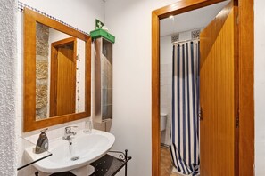 Douche, sèche-cheveux, serviettes fournies