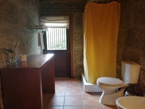 Douche, sĂšche-cheveux, serviettes fournies