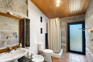 Ducha, secador de pelo, toallas