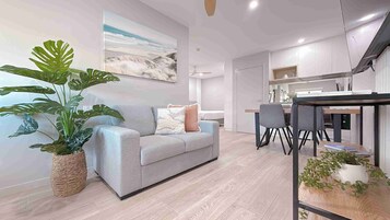 Studio Quattro | Hypo-allergenic bedding, pillowtop beds, in-room safe, desk