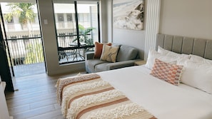 Deluxe Studio | Hypo-allergenic bedding, pillow-top beds, in-room safe, desk - Belmoral Corporate Suites (South Townsville)