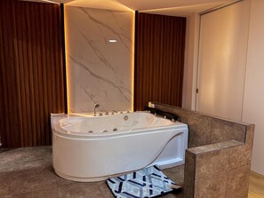 Boblebad, hårføner, håndklær og såpe