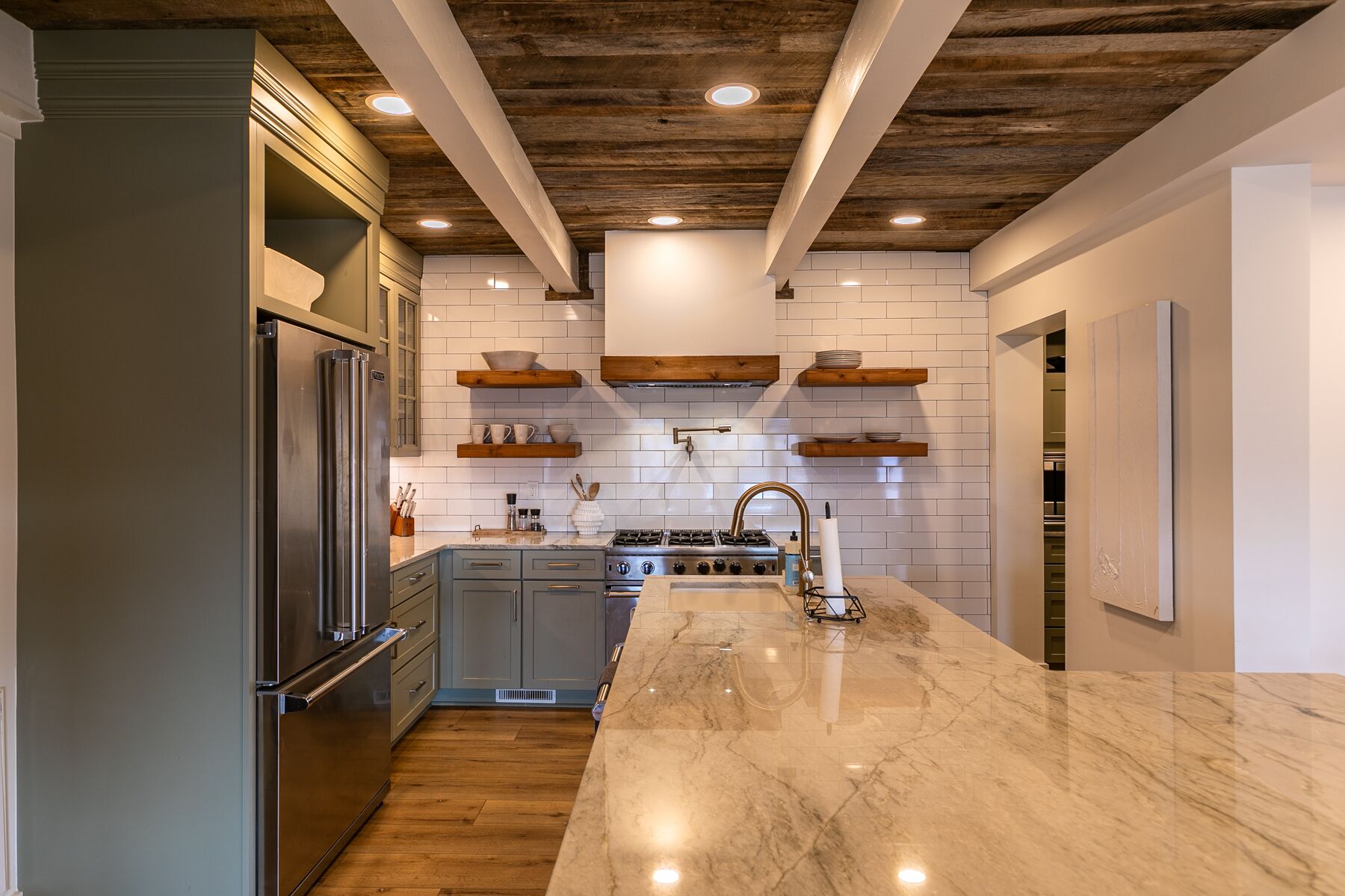 Geladeira, micro-ondas, fogão, cooktop