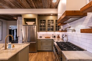 Fridge, microwave, oven, stovetop - Hawthorn House at Hound Ears - STUNNING Grandfather views! Pool table! Updated! (Boone)