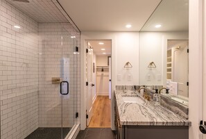 Bruser, miljøvenlige toiletartikler, hårtørrer, håndklæder