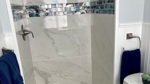 Un baño con ducha, inodoro y lavamanos.