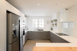 冷蔵庫、電子レンジ、オーブン、食器洗い機