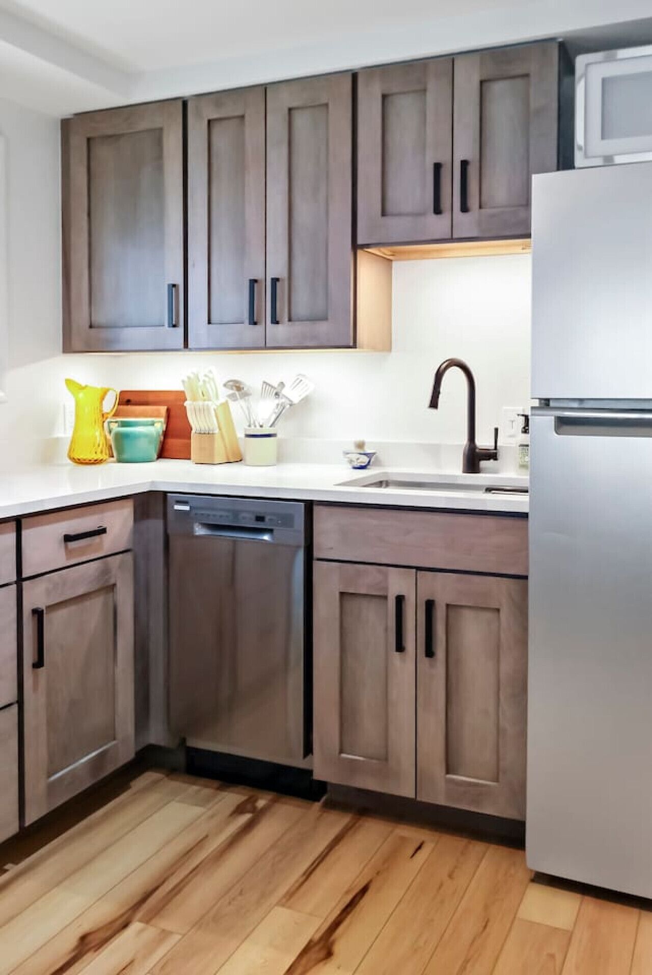 Een koelkast, een microgolfoven, een oven, een kookplaat