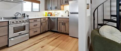 Kjøleskap, mikrobølgeovn, ovn og kokeplater