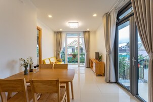 Apartamento básico | Zona de estar | Una televisión de pantalla plana