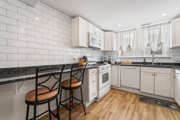 Køleskab, mikrobølgeovn, ovn, kogeplade