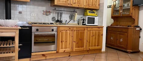 Kühlschrank, Mikrowelle, Ofen, Wasserkocher mit Kaffee-/Teezubehör