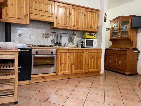 Fridge, microwave, oven, coffee/tea maker