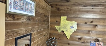 Beautiful Rustic Cabin 
Just 10 Minutes to Granbury square 