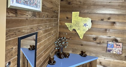 Beautiful Rustic Cabin
Just 10 Minutes to Granbury square