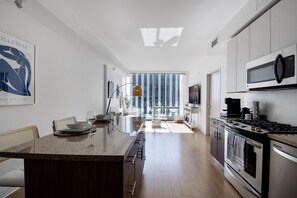 Private kitchen - High-Rise 1BD with Stunning View in Korea Town (Beverly Hills)