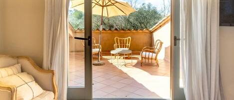 6 bedrooms, desk, iron/ironing board, free WiFi