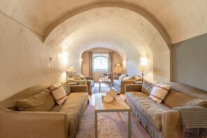 TV, caminetto, libri