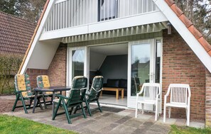 Outdoor dining - 3 bedroom awesome home in Vlagtwedde (Vlagtwedde)