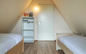3 bedrooms, travel cot, free WiFi, bed sheets - 3 bedroom awesome home in Vlagtwedde (Vlagtwedde)