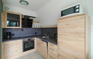 Frigorífico, horno, placa de cocina y lavavajillas