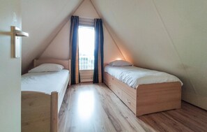 3 bedrooms, travel cot, free WiFi, bed sheets - 3 bedroom awesome home in Vlagtwedde (Vlagtwedde)