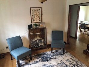 Lobby lounge - Driftwood Wilderness Lodge (Larsen Bay)