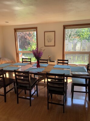 Dining room - Driftwood Wilderness Lodge (Larsen Bay)