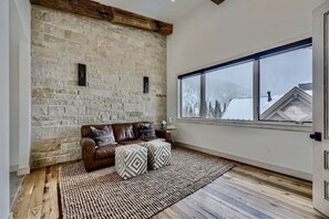 Smart-TV, Kamin, Videospiele, DVD-Player