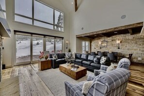 TV connectée, cheminée, jeux vidéo, lecteur de DVD