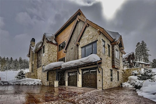 The Grand Timbers - Luxury Ski-in/Ski-out Home with Mountain Views