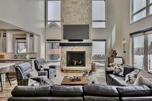 Smart-TV, Kamin, Videospiele, DVD-Player