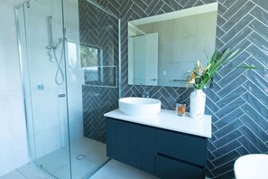 Haartrockner, Handtücher, Seife, Shampoo