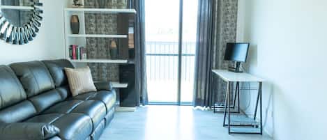 智能電視、書籍、電腦螢幕