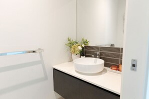 Sèche-cheveux, serviettes fournies, savon, shampoing