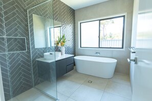 Hair dryer, towels, soap, shampoo - Tranquil 1BR Retreat With Private Entrance (Buderim)