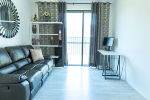 Smart TV, books - Tranquil 1BR Retreat With Private Entrance (Buderim)