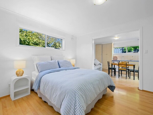 1 slaapkamer, een strijkplank/strijkijzer, wifi